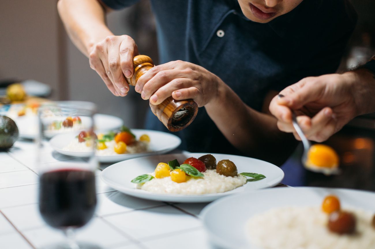 BHP w gastronomii – jak zadbać o bezpieczeństwo jedzenia i personelu?