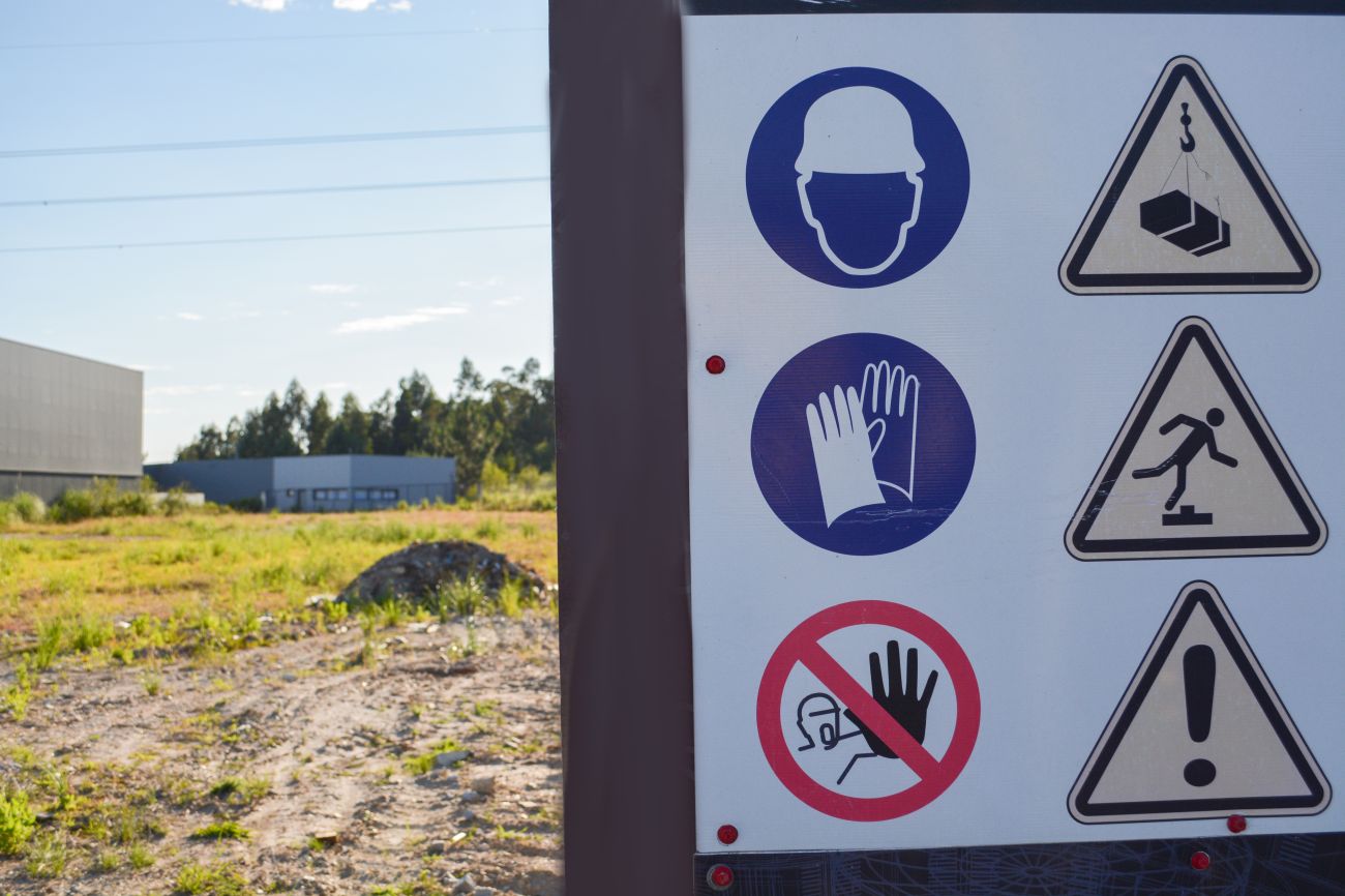 Znaki BHP – jak je dobrać, gdzie umieścić i co oznaczają?