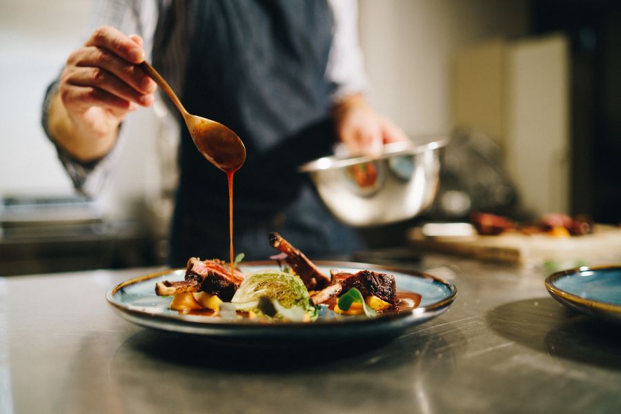 BHP w gastronomii – jak zadbać o bezpieczeństwo jedzenia i personelu?
