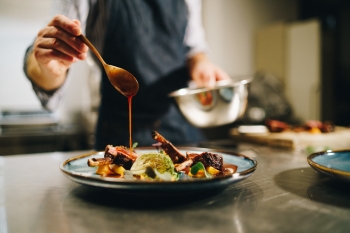 BHP w gastronomii – jak zadbać o bezpieczeństwo jedzenia i personelu?